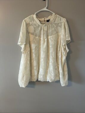 torrid size 5 Cream Floral Lace Short Sleeve Blouse